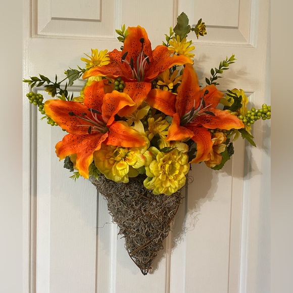 Asiatic Lily Vine Basket - Picture 1 of 5